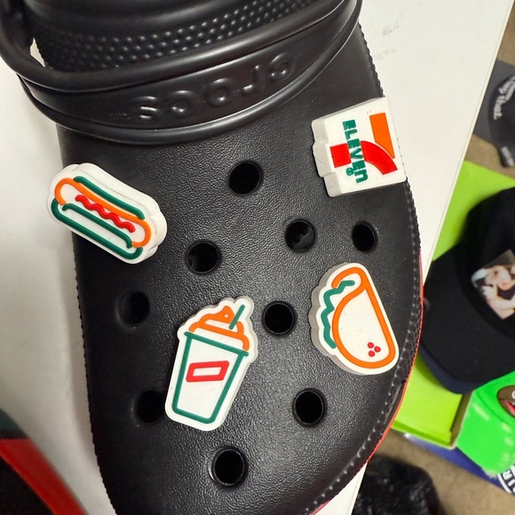 Crocs ( 7-eleven ) - Picture 4 of 6